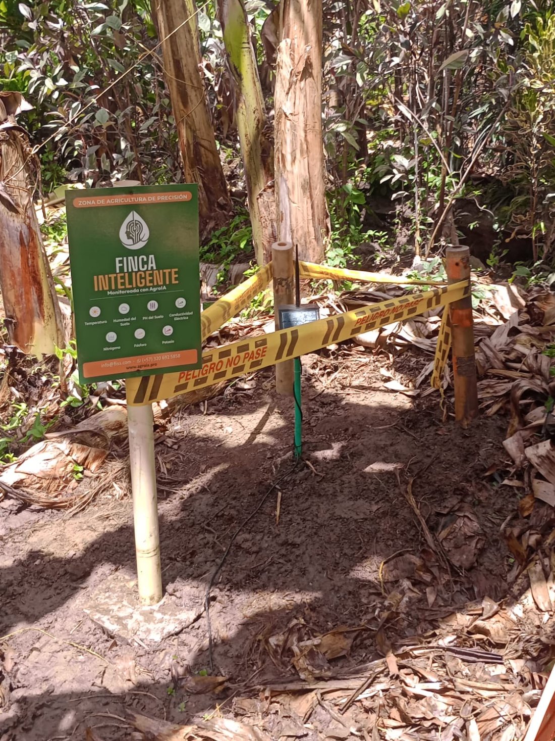 Nodo sensor de AgroIA instalado en un lote real, con señalización de zona de agricultura de precisión