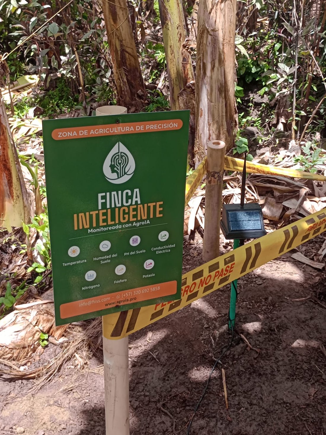 Señalización real de finca inteligente monitoreada con AgroIA, junto al nodo instalado